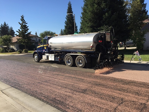 Нанесение омолаживающих составов на асфальт методом Fog Seal - Режувенаторинг